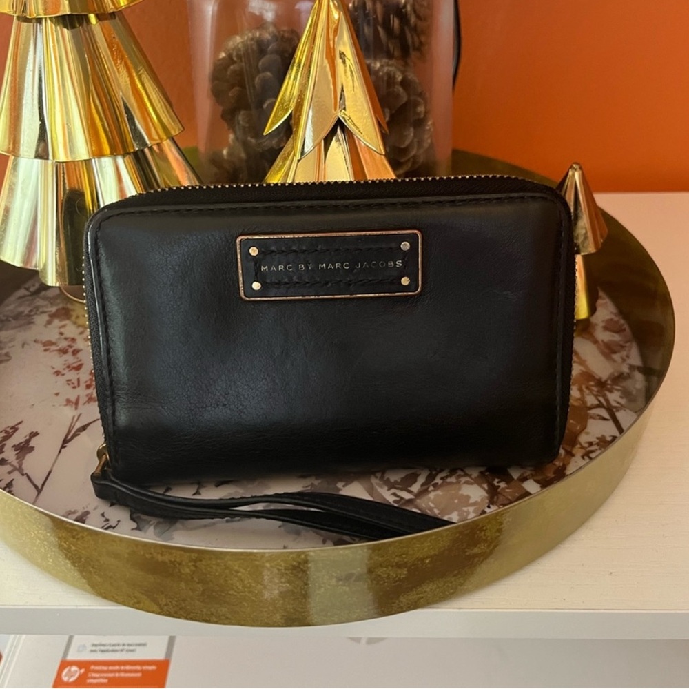 MARC JACOBS All Leather Zip Around Wallet & Strap for Wristlet